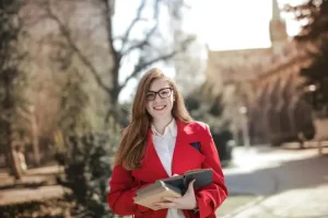 Mengenal Perbedaan Fundamental Antara Asuransi Pendidikan dan Tabungan Pendidikan