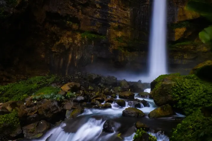 Air Terjun Kapas Biru: Birunya Alam di Kaki Semeru